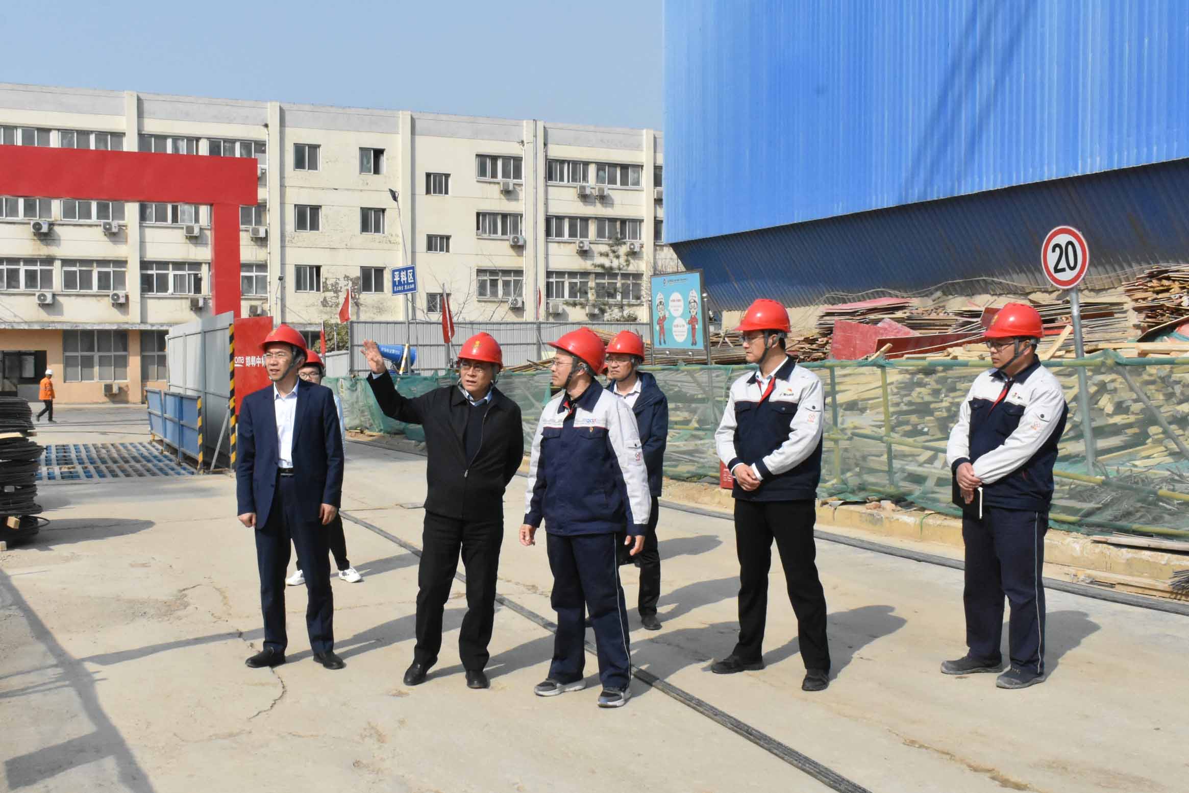 趙琨到泉興礦業(yè)泉興水泥調(diào)研 (1).jpg 趙琨到泉興礦業(yè)泉興水泥調(diào)研 (1).jpg