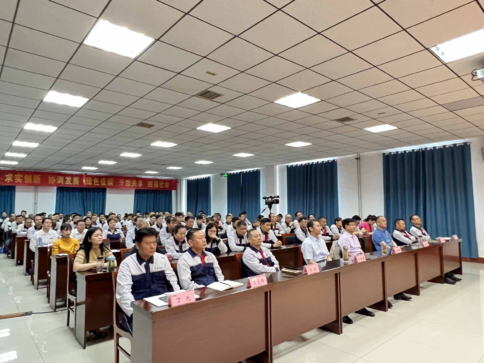 泉興集團(tuán)“講好泉興故事——我與泉興共成長(zhǎng)”巡回宣講走進(jìn)華沃水泥公司 (3).jpg 泉興集團(tuán)“講好泉興故事——我與泉興共成長(zhǎng)”巡回宣講走進(jìn)華沃水泥公司 (3).jpg